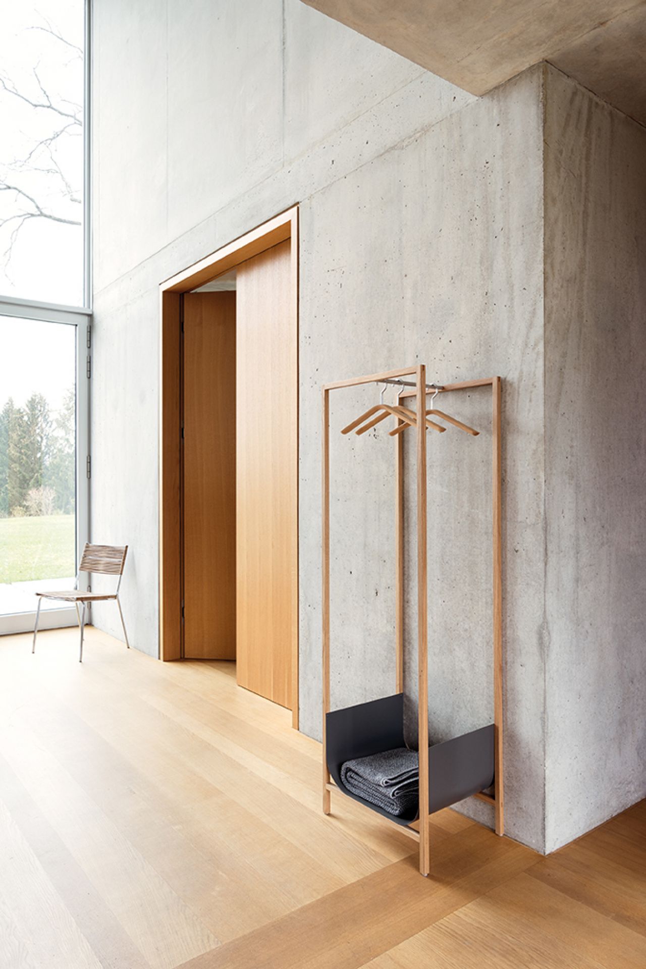 Moderner Schönbuch Tub Garderobenständer aus Holz mit Ablage für Decken und Kleiderbügel im minimalistischen Flur.