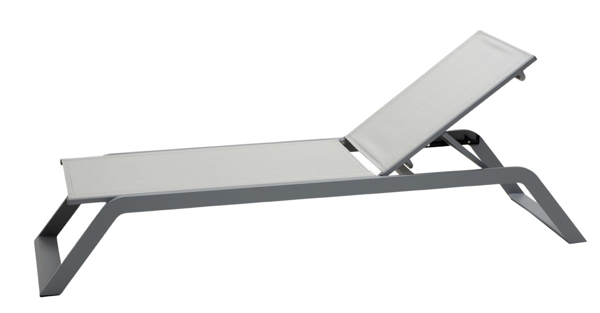 Helle Cane-Line Sonnenliege für den Garten. Die Outdoor Liege ist verstellbar und modern.