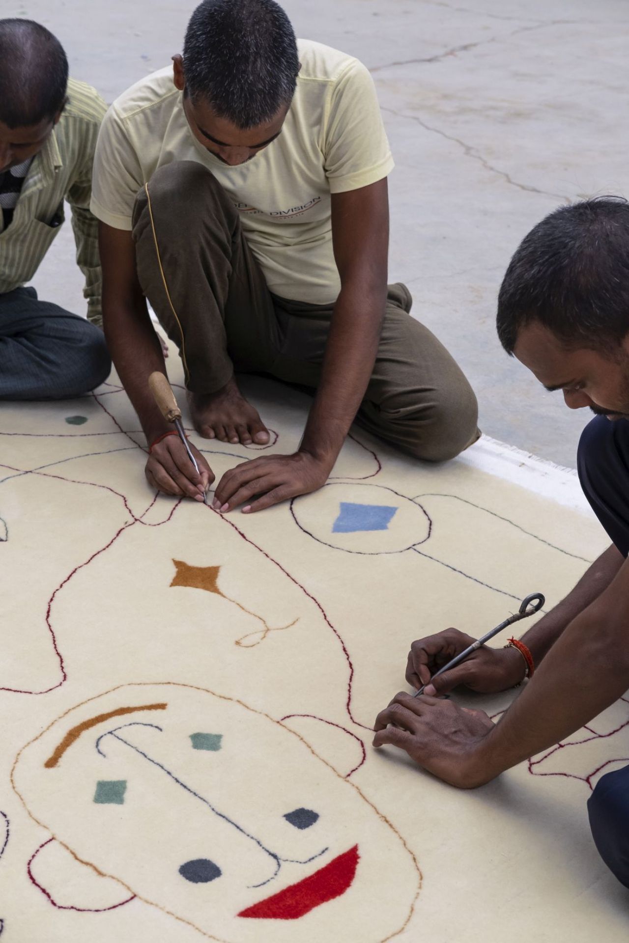 Handgefertigter Nanimarquina Teppich: Detailaufnahme der Herstellung des Outdoor Teppichs mit Handwerkern. Hochwertige Teppiche für den Außenbereich.