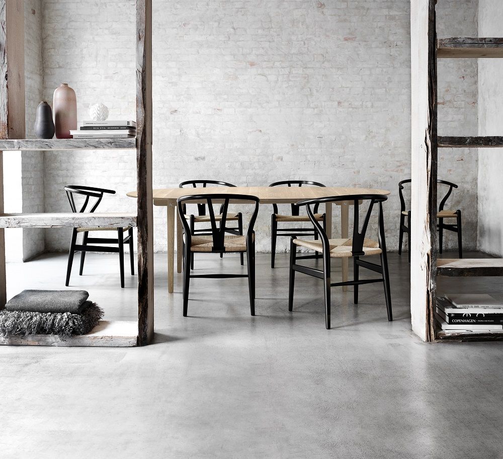 Esszimmer mit CH24 Wishbone Chairs von Carl Hansen & Søn, Designklassiker mit geflochtenen Sitzen.