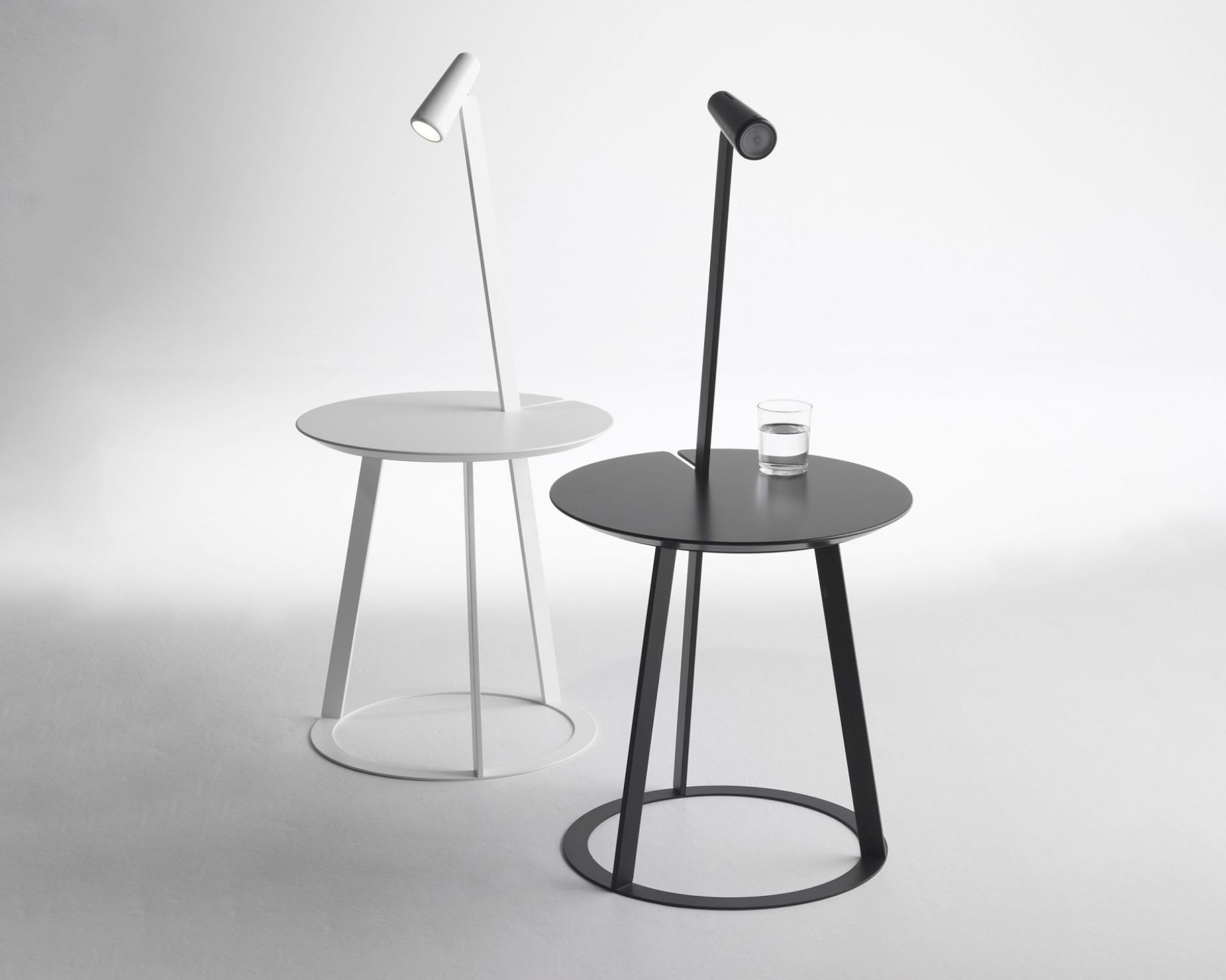 Zwei Albino Torcia Beistelltische von Casamania Horm, einer weiß, einer schwarz, mit integrierter Lampe.