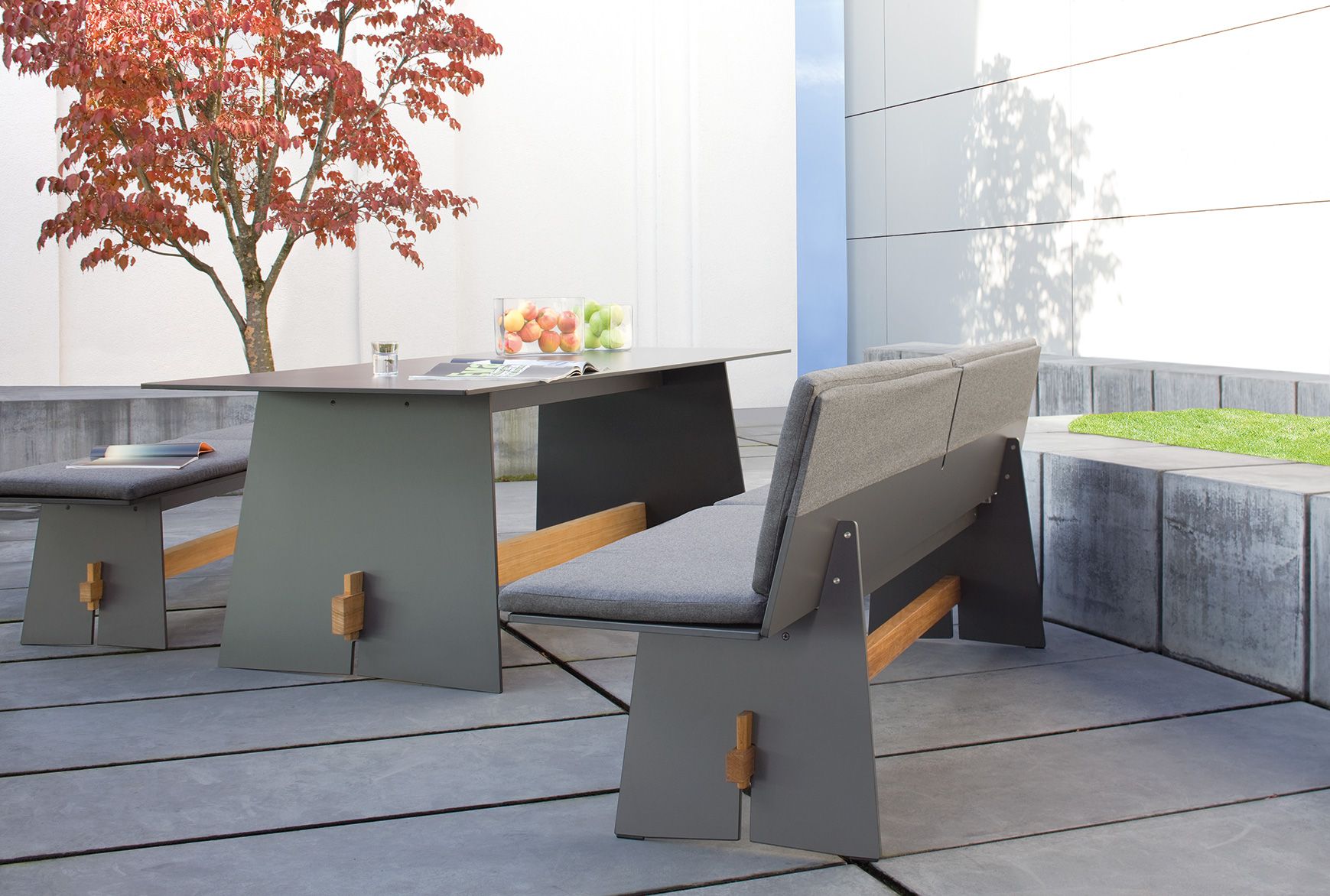 Conmoto Tension Outdoor Tisch mit anthrazitfarbener Platte und passenden Bänken für den Garten.