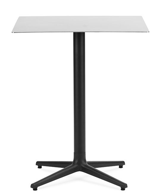 Allez Tisch von Normann Copenhagen, quadratischer Kaffeetisch mit weißer Tischplatte und schwarzem Fuß.
