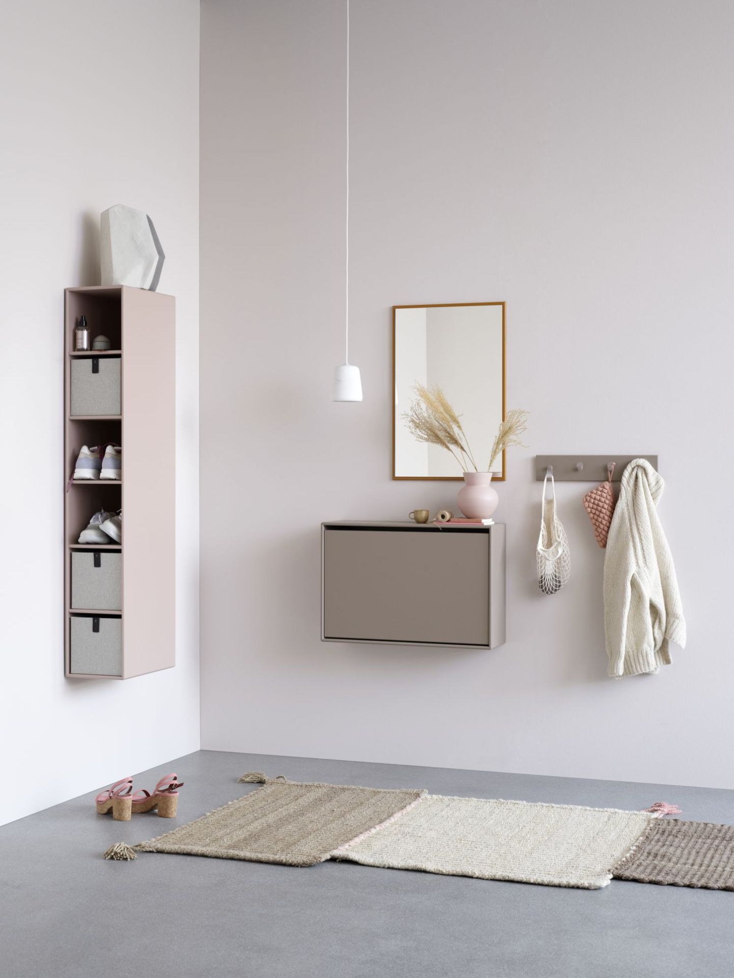 Elegantes Interieur mit Montana Hide Schuhschrank in Rosa und Braun, Stauraum für Schuhe und Accessoires.