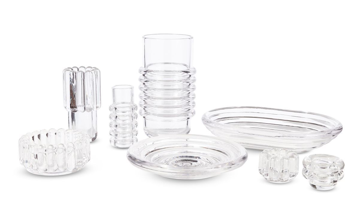 Produktfoto: Tom Dixon Press Schale und Vasen aus klarem, gepresstem Glas. Dekorative Glasschalen und Vasen.