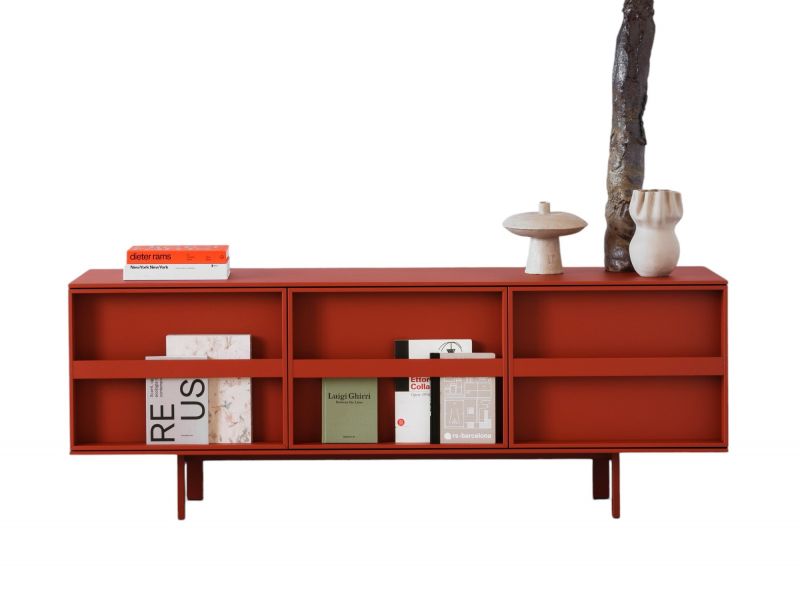 Rotes Ramblas Sideboard Medium von Miniforms mit Büchern und Deko-Objekten. Modernes Möbelstück.