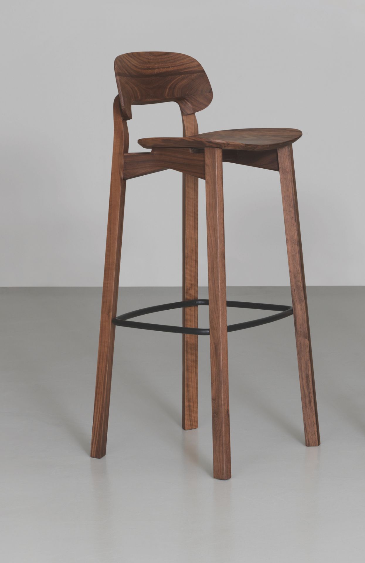Nonoto Barhocker aus Nussbaumholz, Sitzhöhe 80 cm, mit Rückenlehne und Fußstütze.