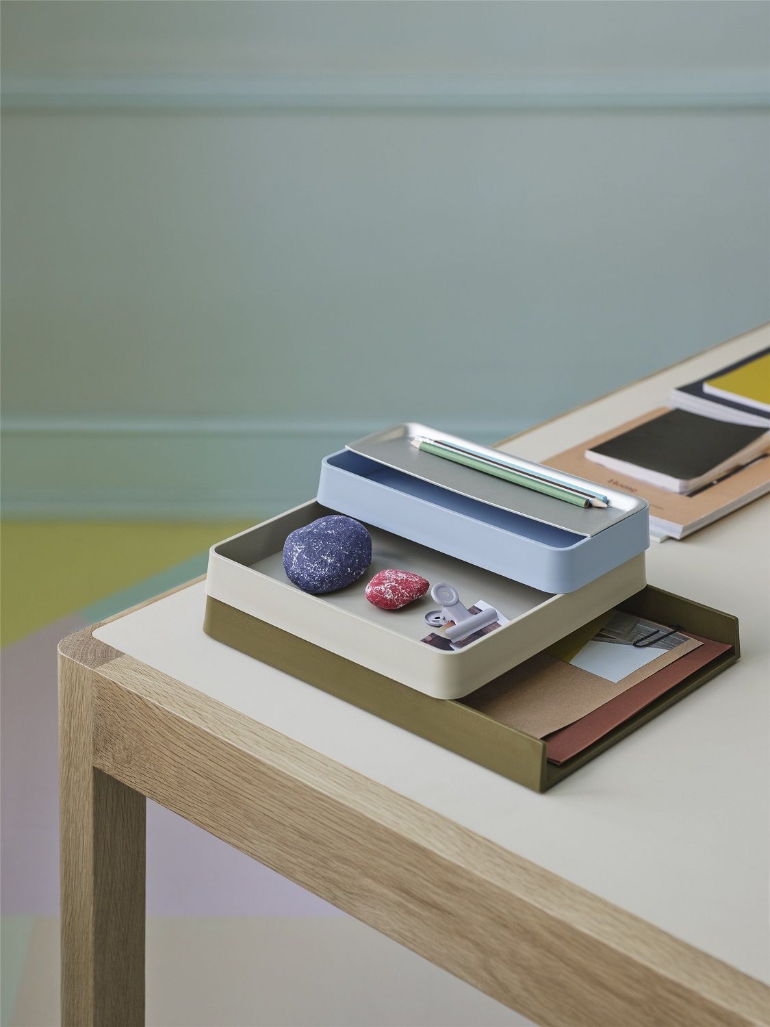 Muuto Arrange Desktop Organizer Konfiguration 2 in Multicolor für Büroorganisation auf einem Schreibtisch.