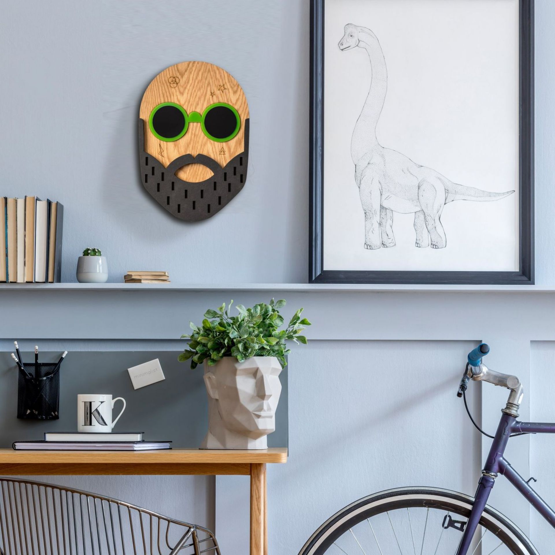 Hipster Mike Umasqu Wanddeko: Holzgesicht mit Bart und grüner Brille als moderne Wandkunst.