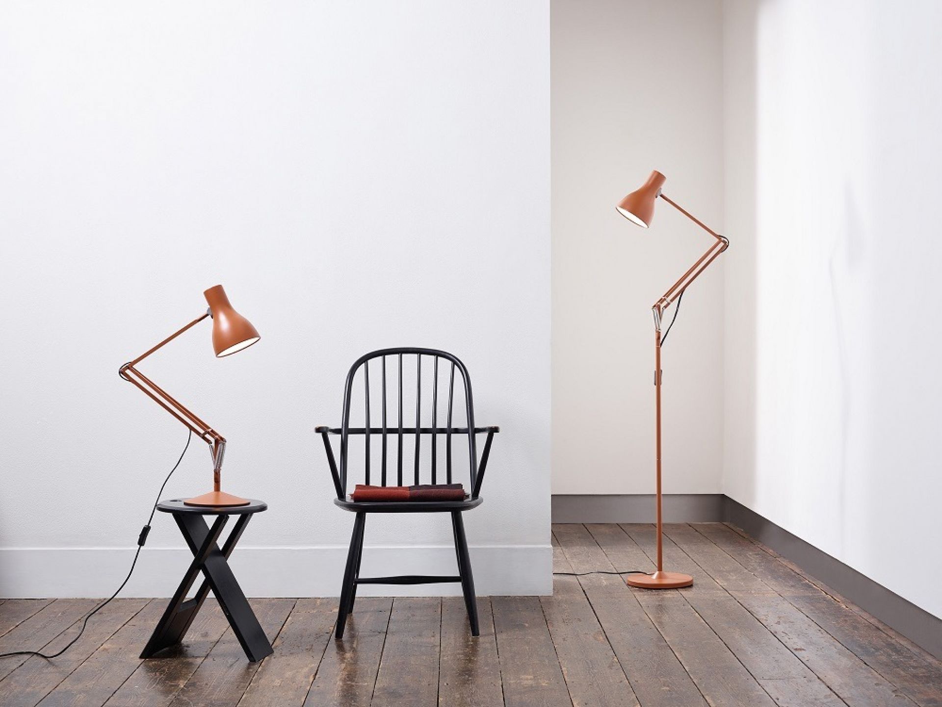 Anglepoise Type 75 Stehleuchte in Sienna, Margaret Howell Edition, neben Stuhl und Beistelltisch.