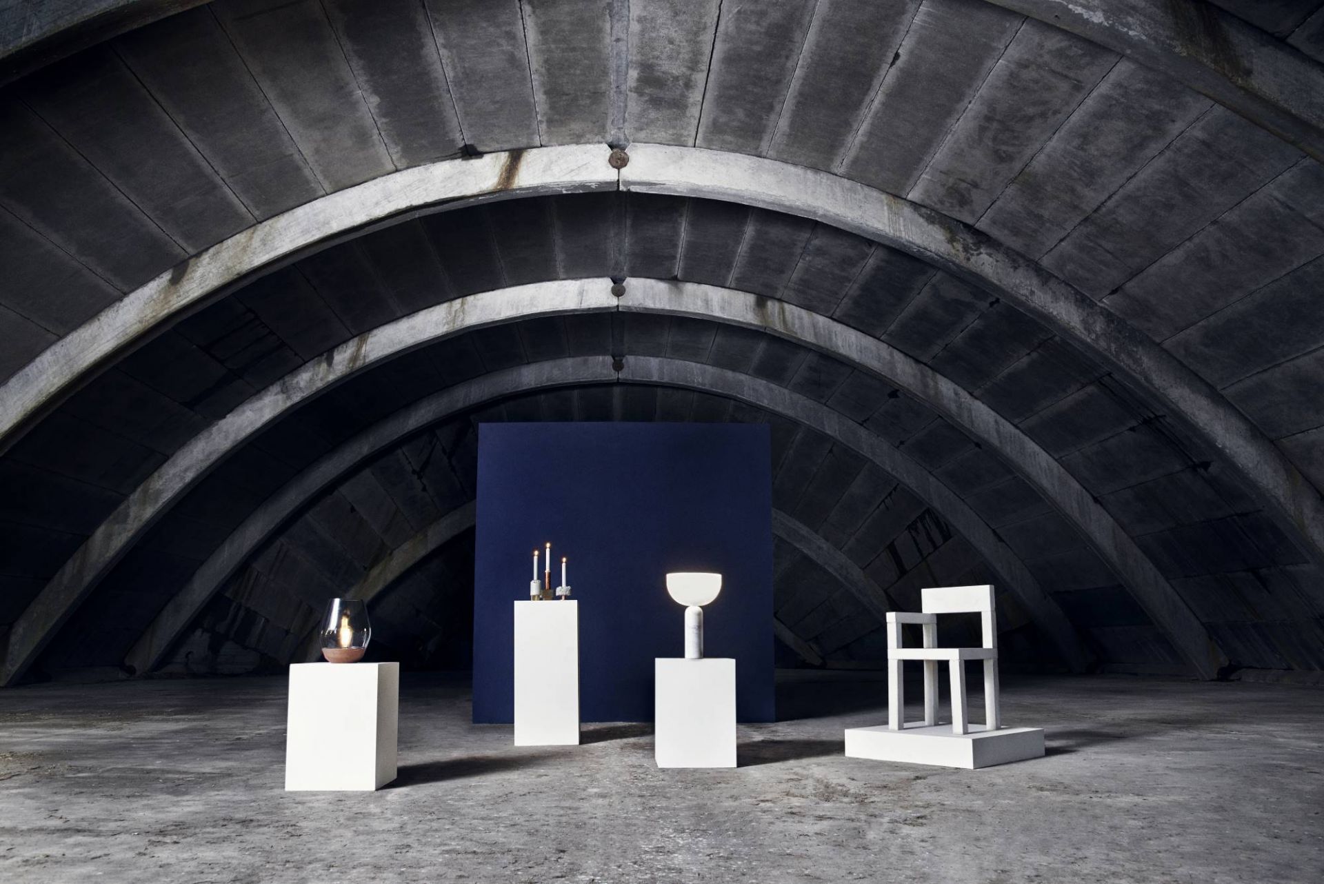 New Works Kizu Tischleuchte in Weiß, modernes Design für Wohnzimmer und Schlafzimmer.