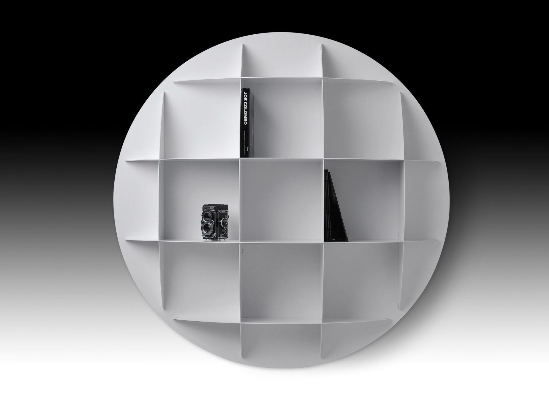 Continental AL Sphärisches Bücherregal, weiß, mit Büchern und Kamera dekoriert. Modernes Wandregal für Wohnzimmer.