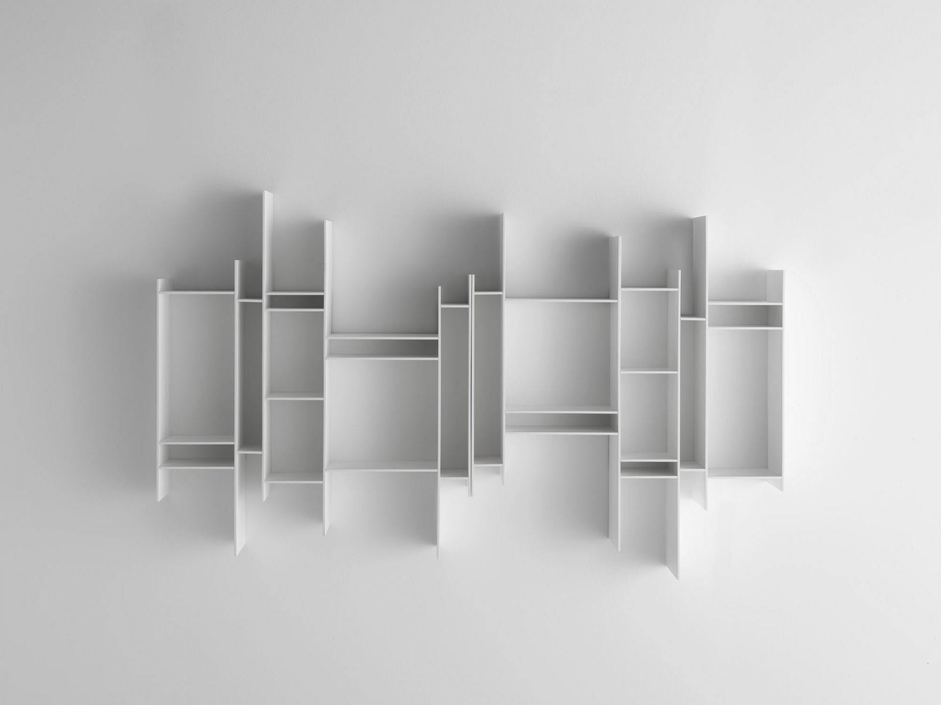 Weißes Randomito Regalsystem von MDF Italia, modernes Wandregal mit asymmetrischen Fächern.