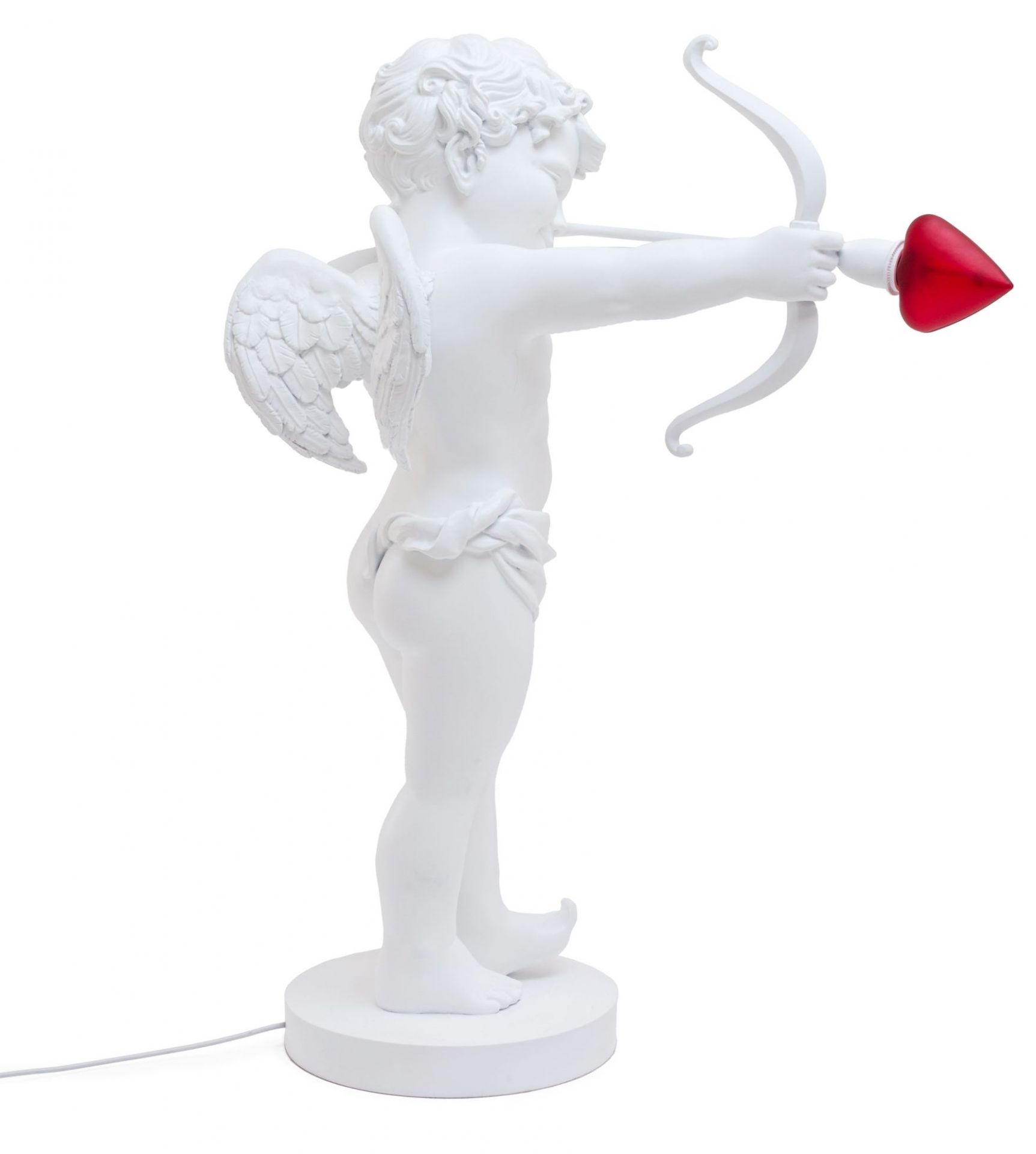 Weiße Cupid Lampe von Seletti mit rotem Pfeil als Leuchtmittel, Seitenansicht.