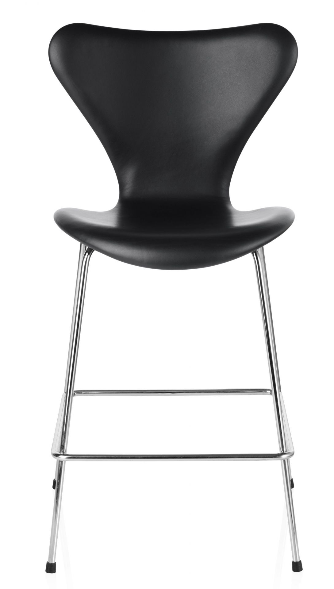 Schwarzer Siebener Stuhl von Fritz Hansen mit Chromgestell, moderner Barhocker für Küche und Esszimmer.