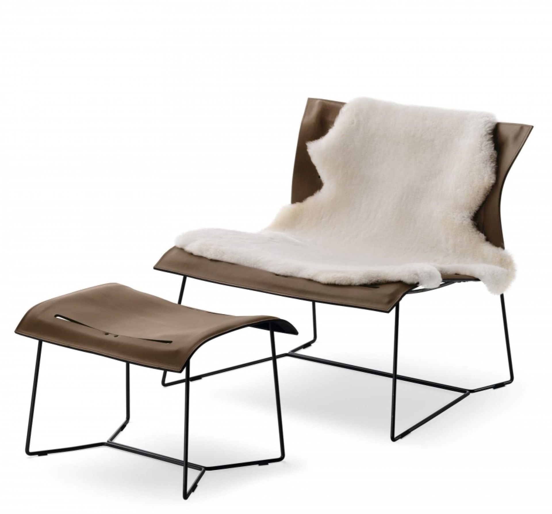 Cuoio Hocker von Walter Knoll mit braunem Leder, schwarzem Gestell und weißem Schaffell.