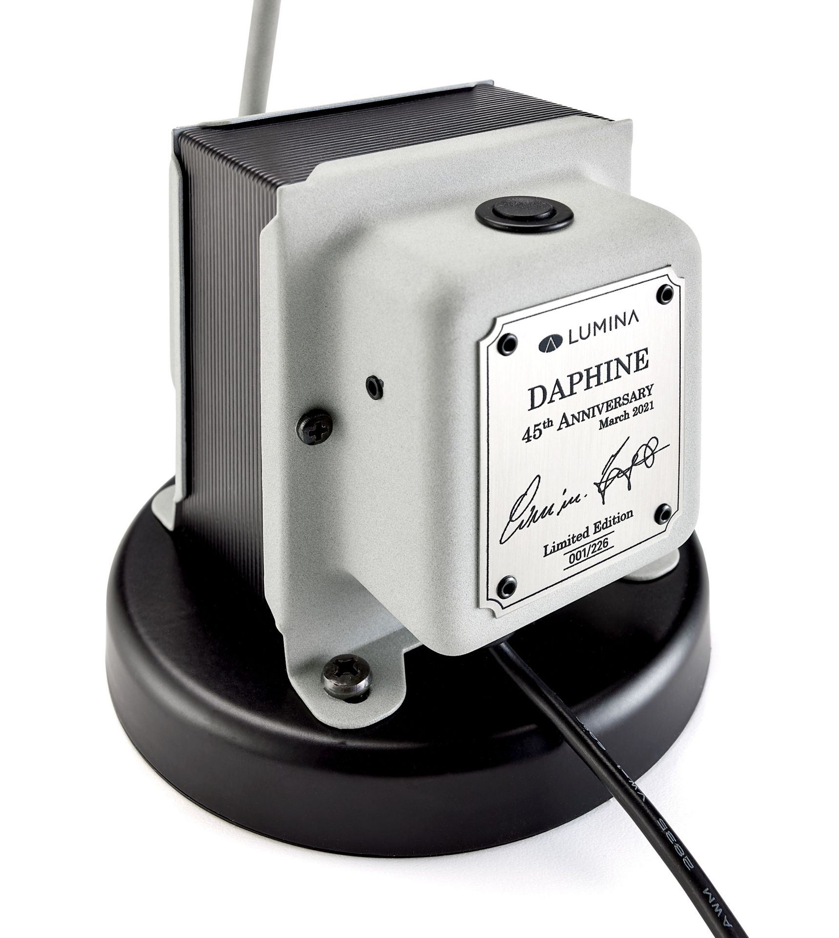 Detailaufnahme der Daphine LED Tischleuchte Limited Edition mit schwarzem Fuß und grauem Lampenkopf.