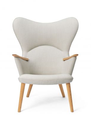CH78 Mama Bear Sessel von Carl Hansen & Søn in hellem Stoff und Holz.