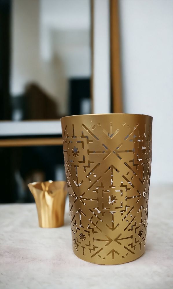 Goldener Wilma Teelichthalter von House Doctor mit filigranem Muster für stimmungsvolle Beleuchtung im Wohnraum.