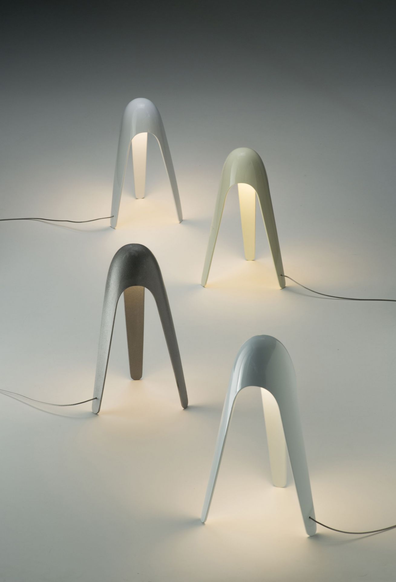 Martinelli Luce Cyborg Tischleuchte in verschiedenen Farben, moderne LED Lampe für Wohnzimmer und Büro.