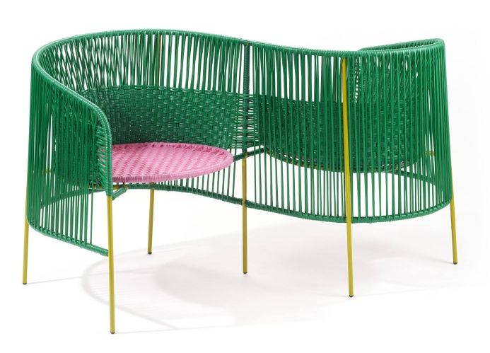 Caribe Vis a Vis Bank in Smaragdgrün mit rosa Sitzfläche, Outdoor-Bank für zwei Personen.