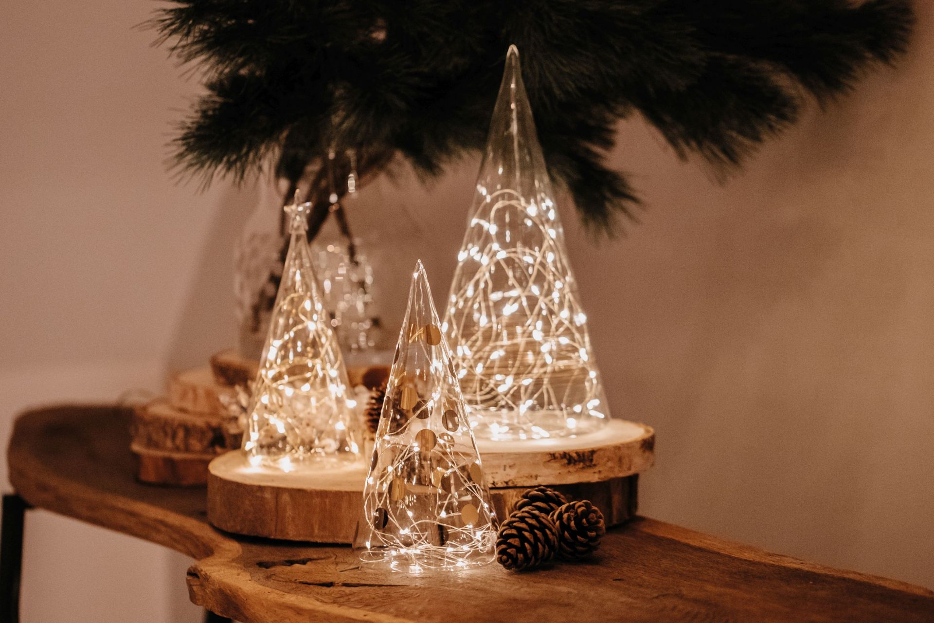 Dekorative LED Glastannen mit warmweißen Lichtern und Timer, festliche Weihnachtsdekoration.