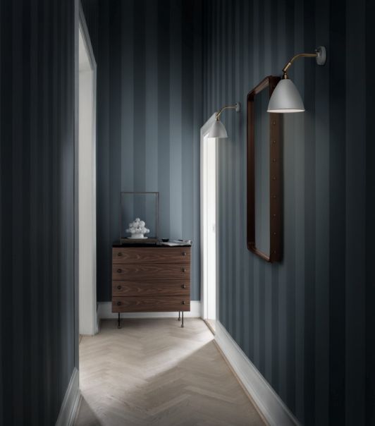 Adnet Spiegel rechteckig von Gubi im Flur mit Kommode und Wandleuchten.