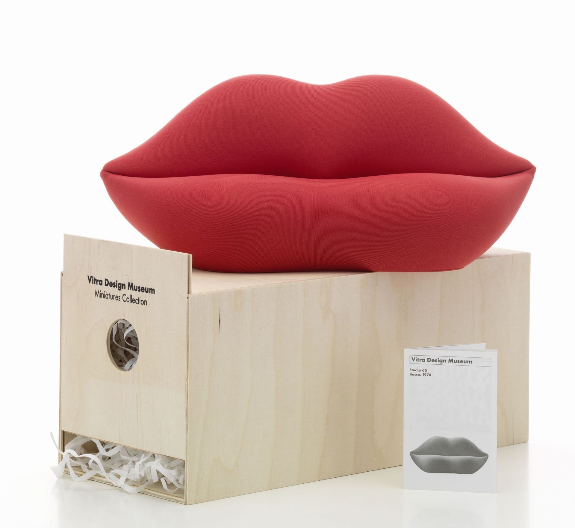 Rotes Bocca Sofa von Vitra in Miniaturform auf einer Holzbox. Designmöbel für Sammler.