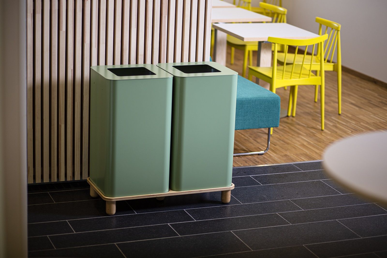 Grüne Arkad Bin Mülltrennung von Mizetto auf Holzgestell, ideal für Büro und Gewerbe.
