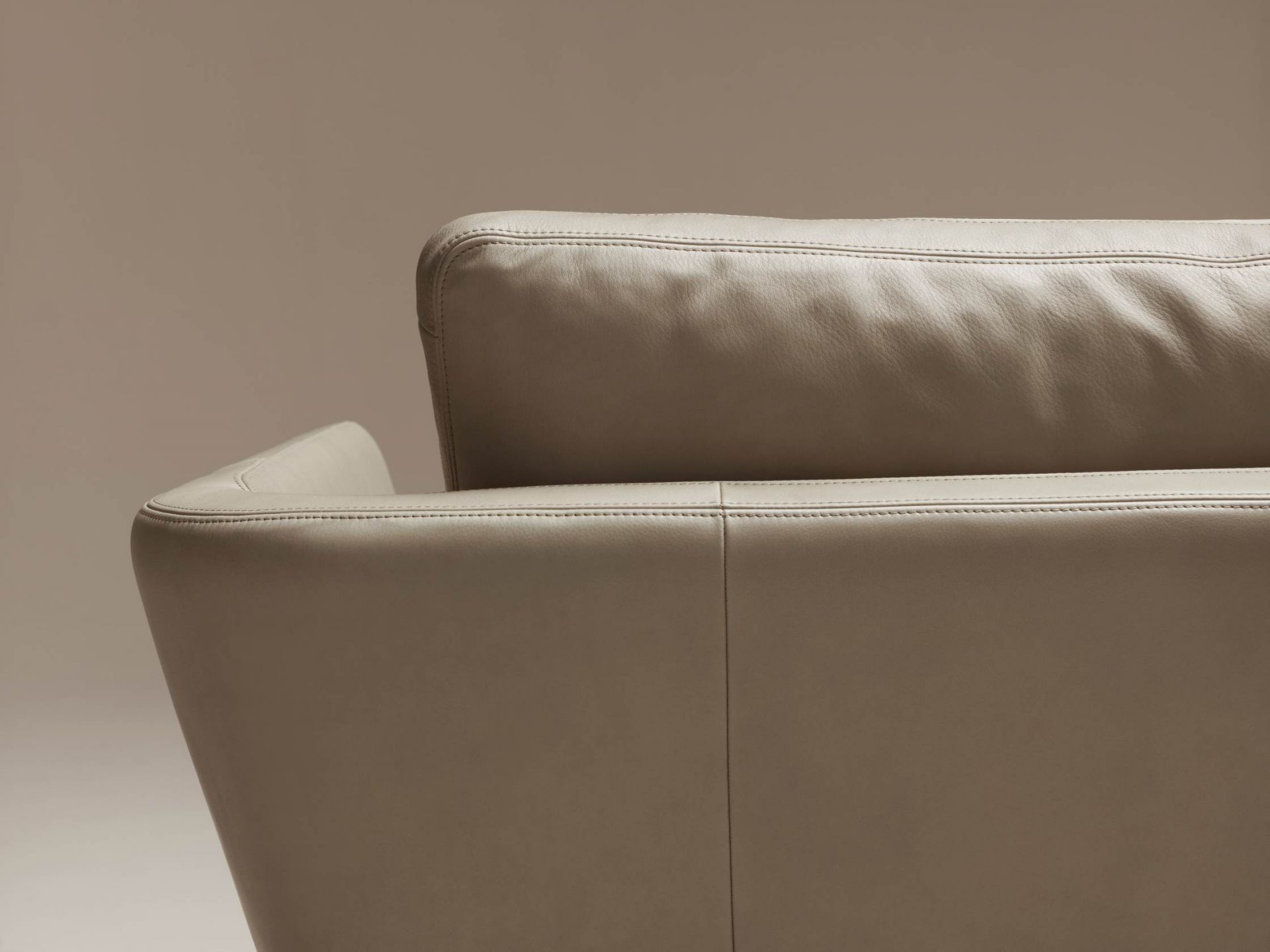 Detailaufnahme des Suita Sofas von Vitra, ein modernes Ledersofa in Beige.