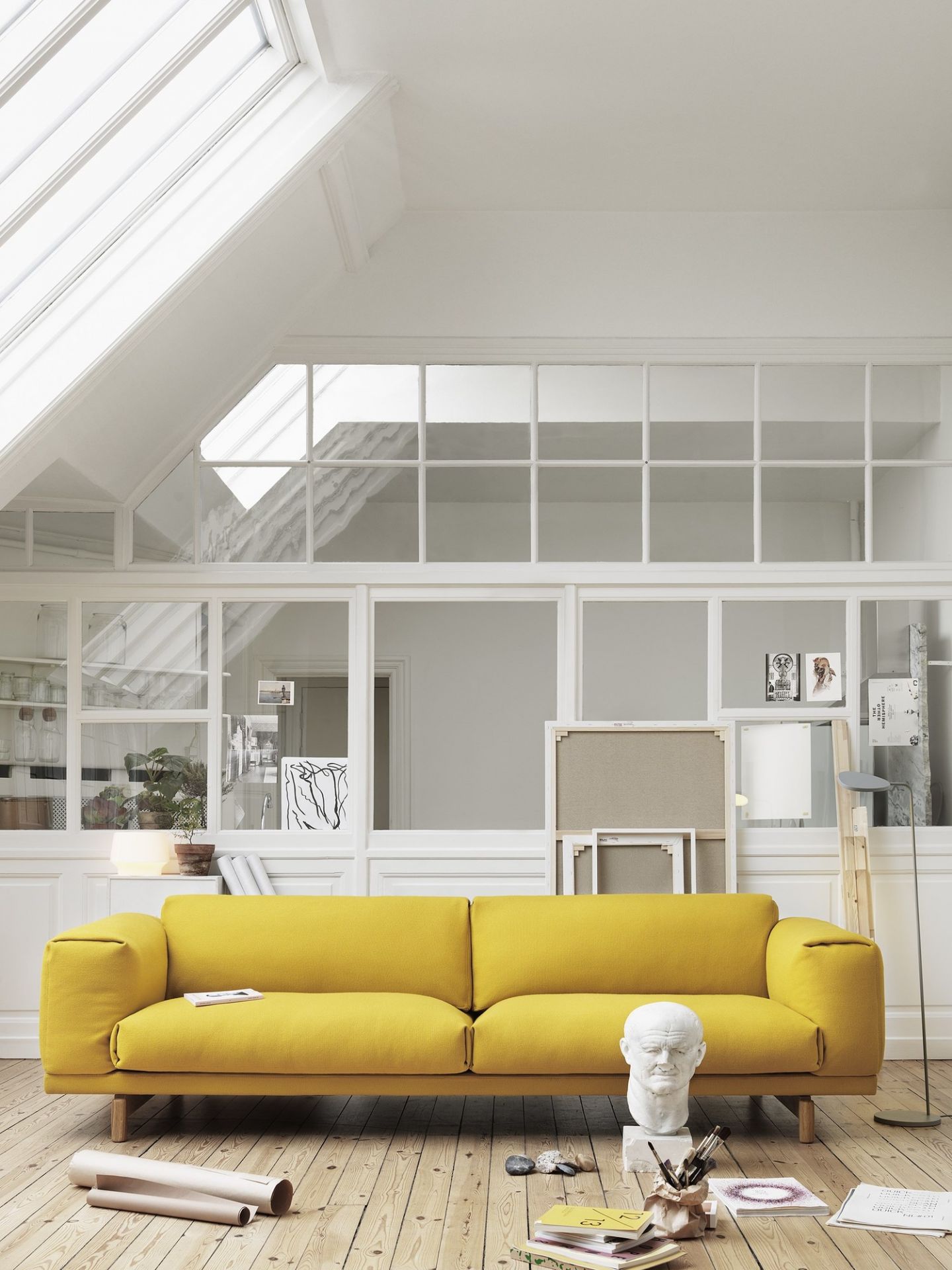 Gelbes Muuto Rest Sofa, ein modernes 3-Sitzer Sofa im hellen Wohnzimmer mit Dachfenstern.