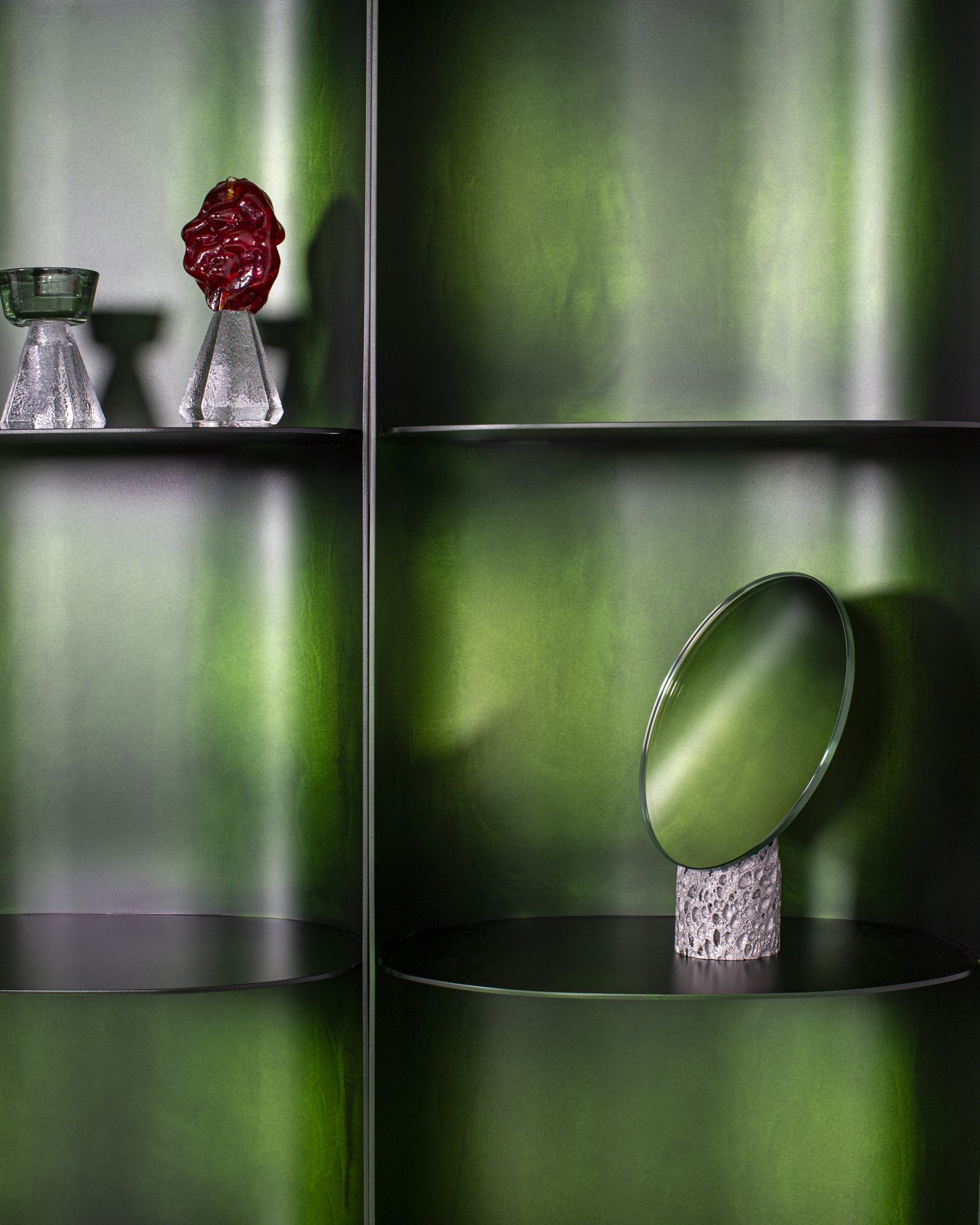 Como Regal Pulpo: Grüner Schrank mit Glasobjekten und Spiegel auf einem Regal.