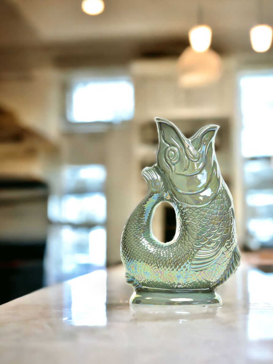 Gluckigluck Karaffe in Salbei mit schimmerndem Glanz. Dekorative Fisch Karaffe für Wasser und Wein.