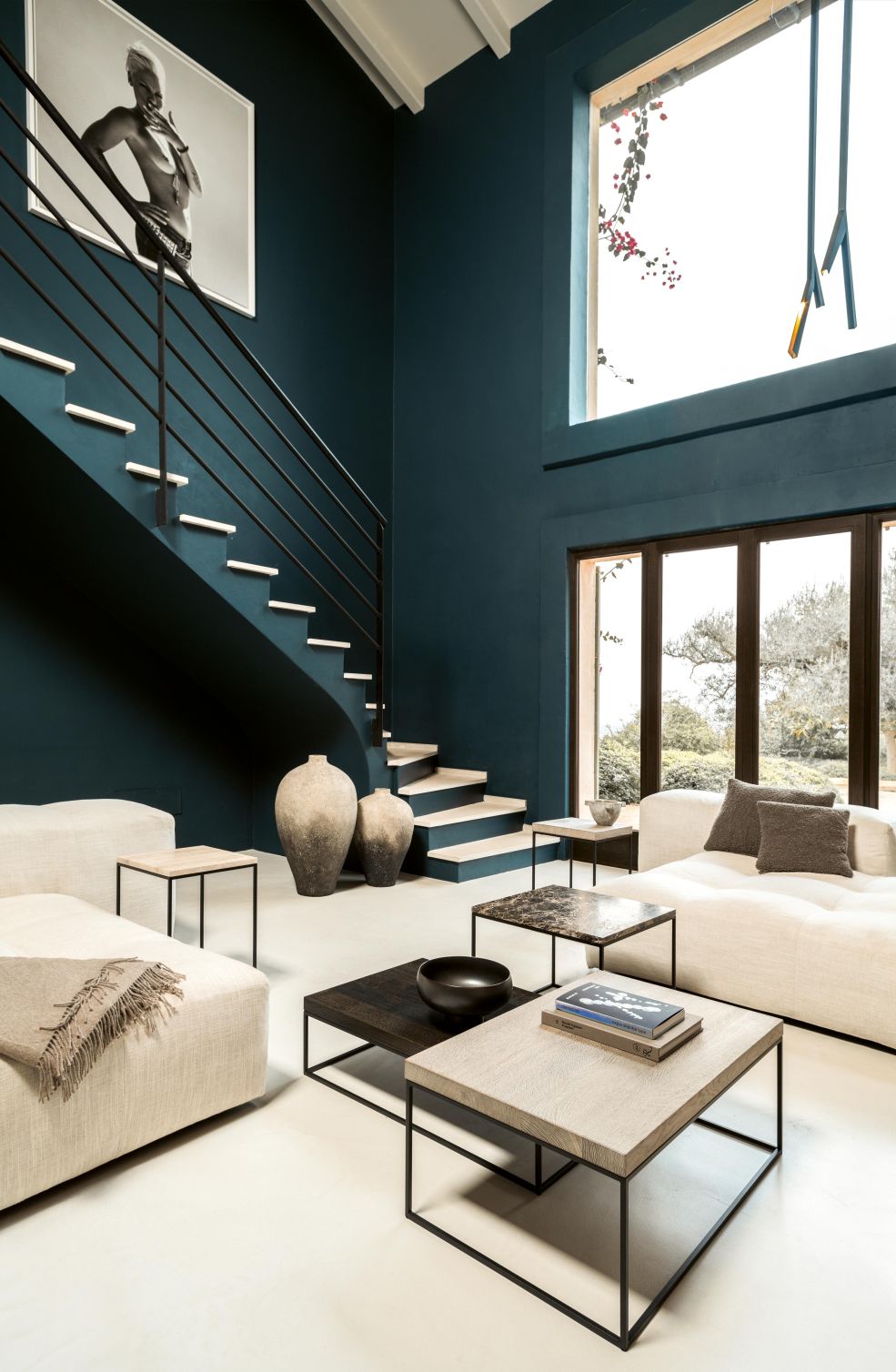 SC 54 Janua Beistelltisch aus geräucherter Eiche im modernen Wohnzimmer mit Sofas und Treppe.