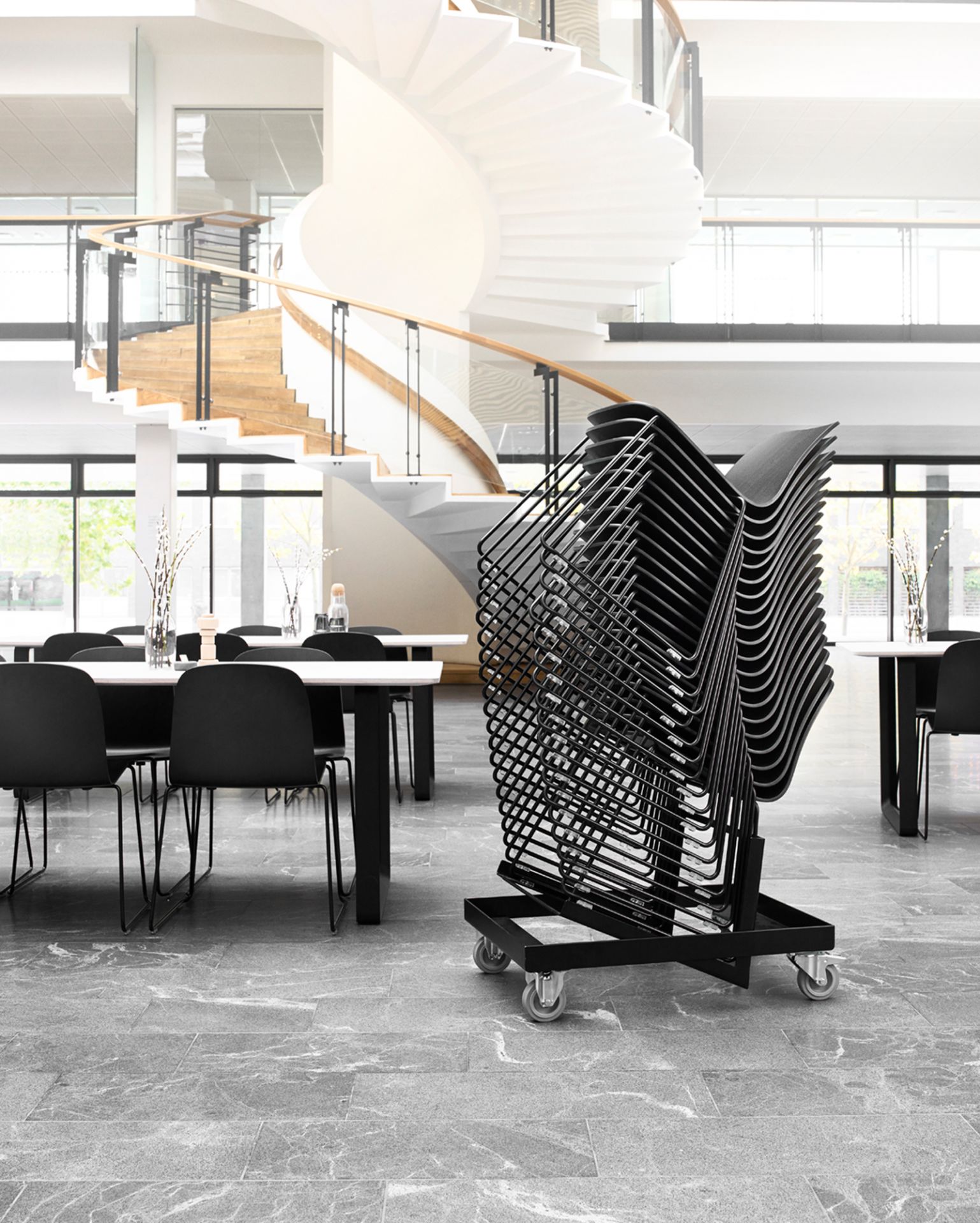 Stapelbare Visu Chair Tube Base Stühle von Muuto auf einem Rollwagen im modernen Konferenzraum.