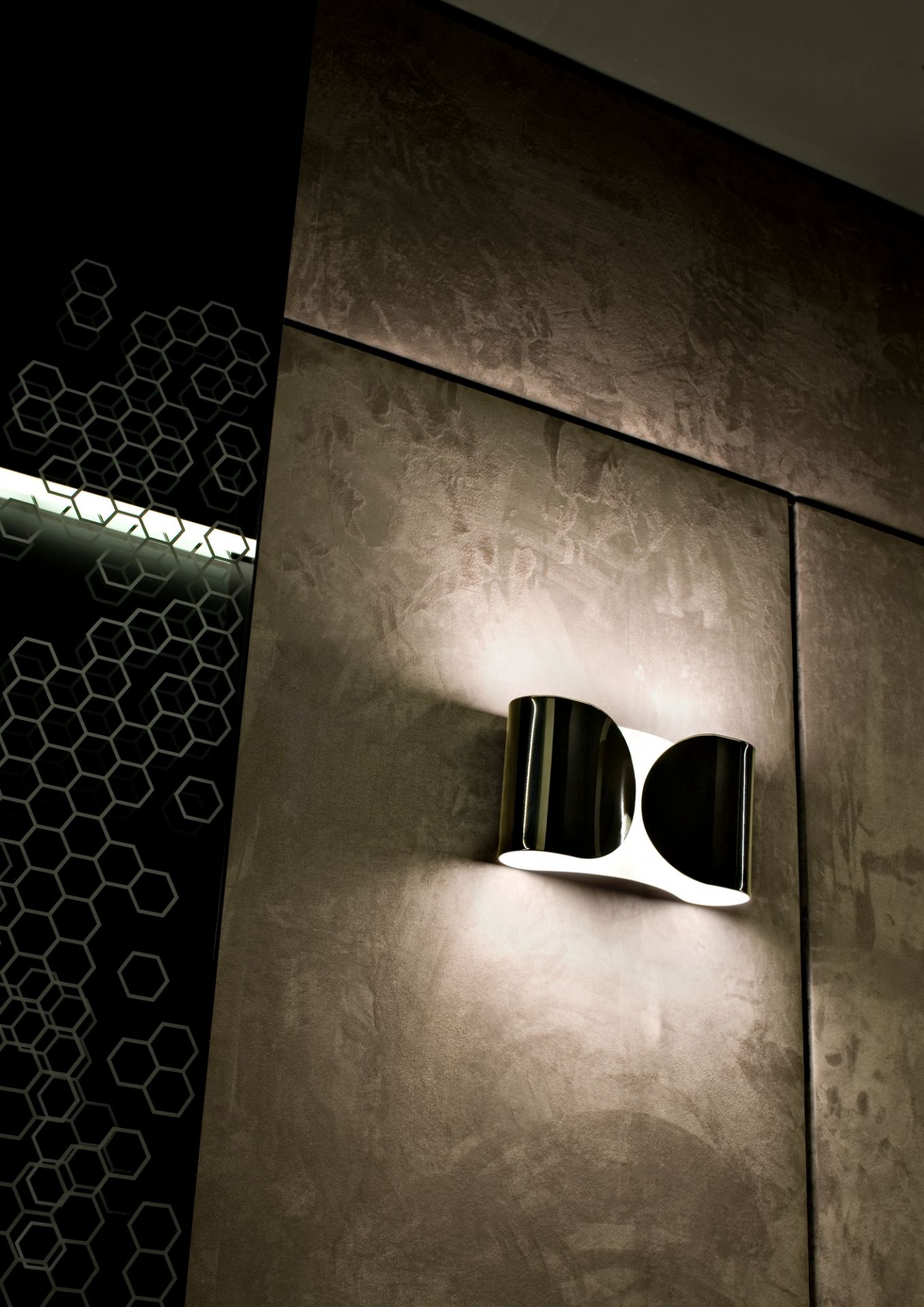 Foglio Wandleuchte von Flos in Chrom, abstraktes Design, indirektes Licht, moderne Wandbeleuchtung.