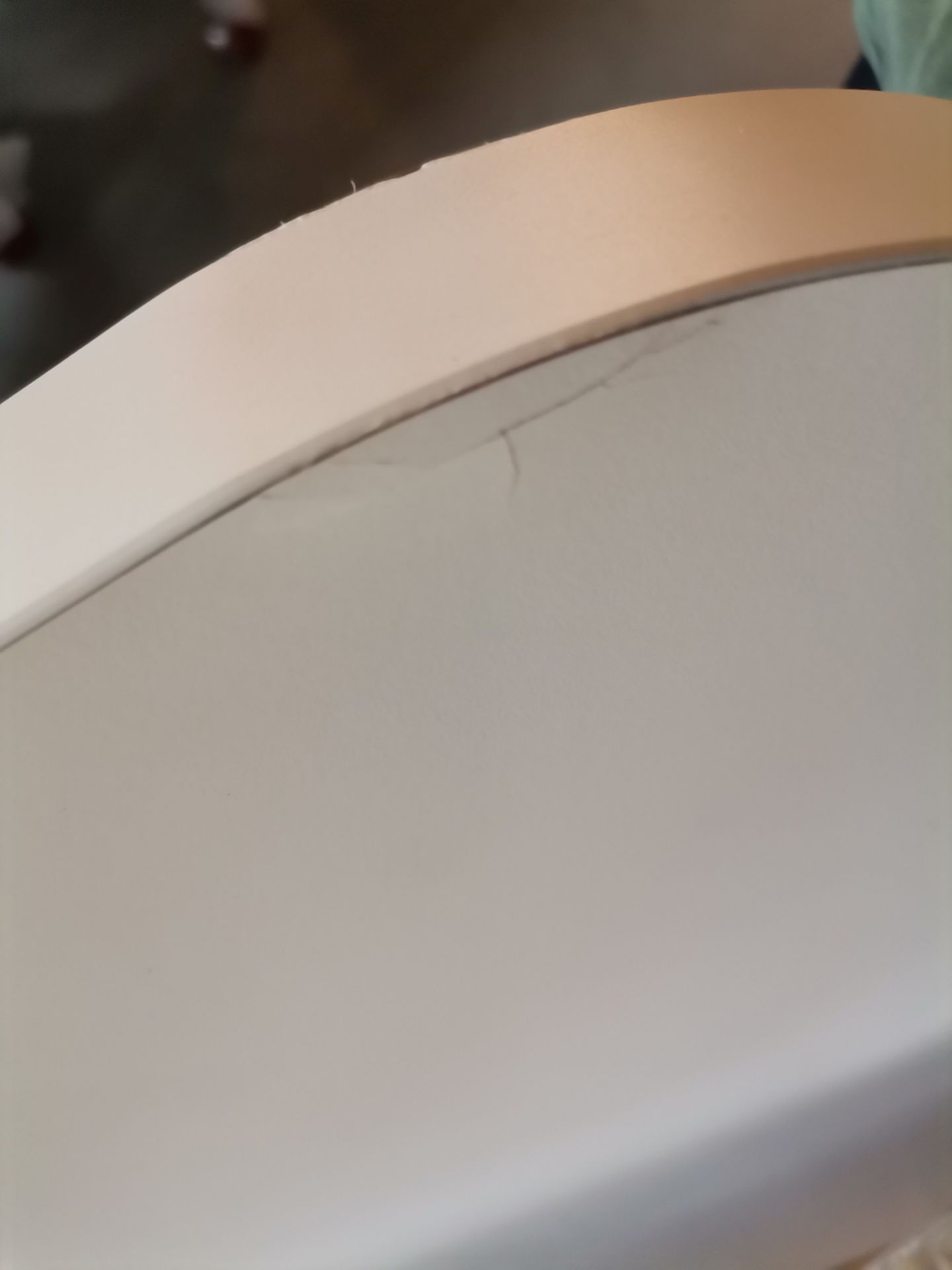 Detailaufnahme: Beschädigung am Rand des zinkweißen Max Tisches von Kartell, Mängelexemplar.