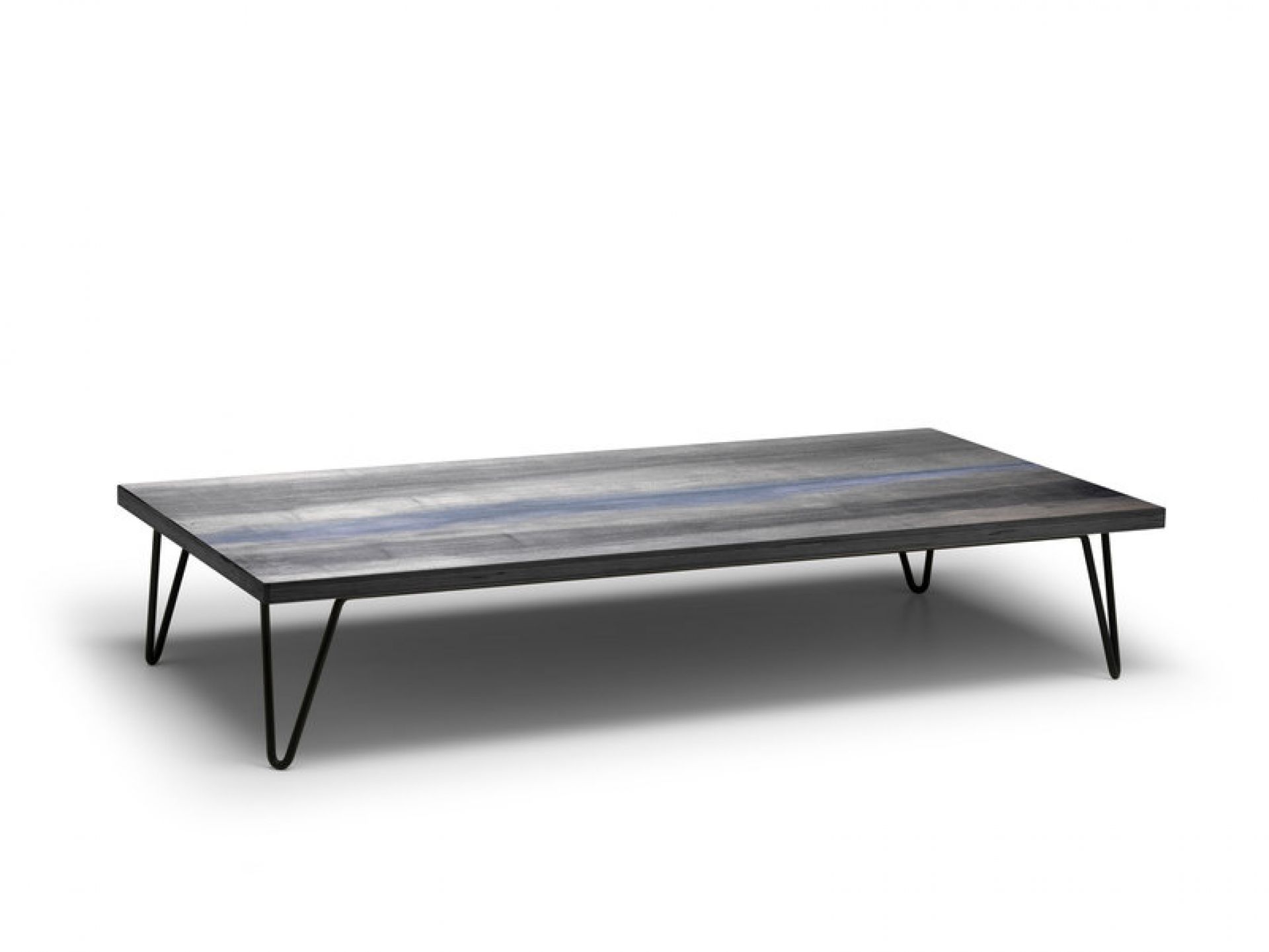 Overdyed Table Tisch von Moroso Diesel mit grauer Holzplatte und schwarzen Metallbeinen.