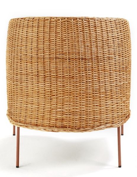 Caribe Natural Lounge Chair: Detailansicht des Outdoor Loungesessels aus Rattan mit Metallbeinen.