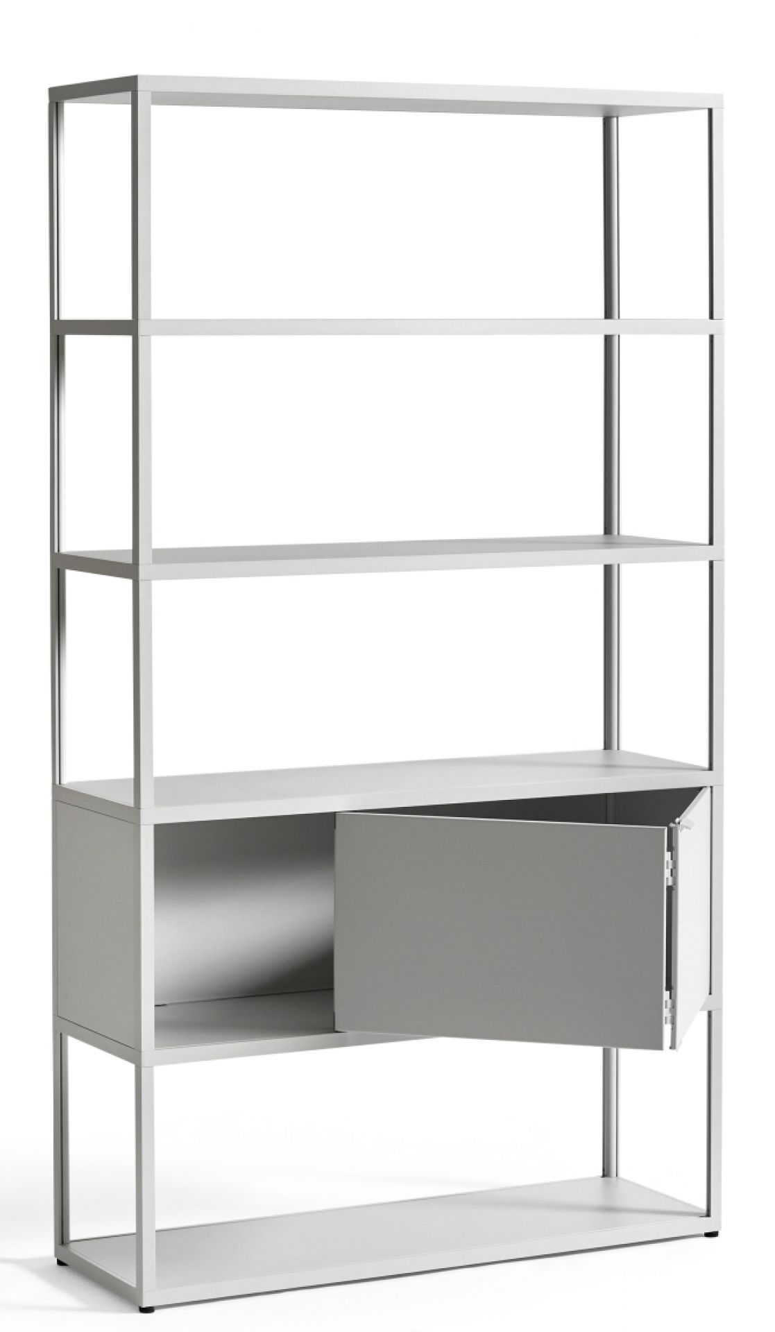 Helles New Order Regal von Hay mit offenen Fächern und einem Schrankfach mit Tür.