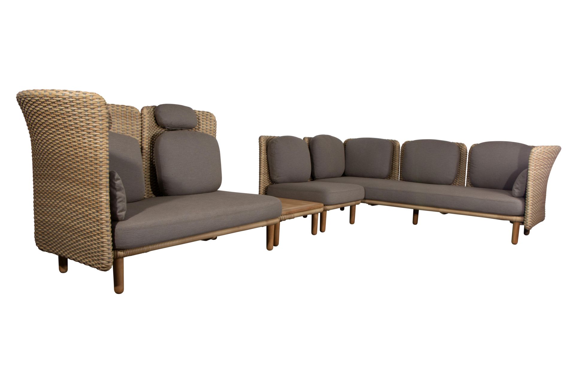 Arch Outdoor Lounge-Set von Cane-Line mit Teak-Tischplatte und grauem Polster, ideal für Garten und Terrasse.