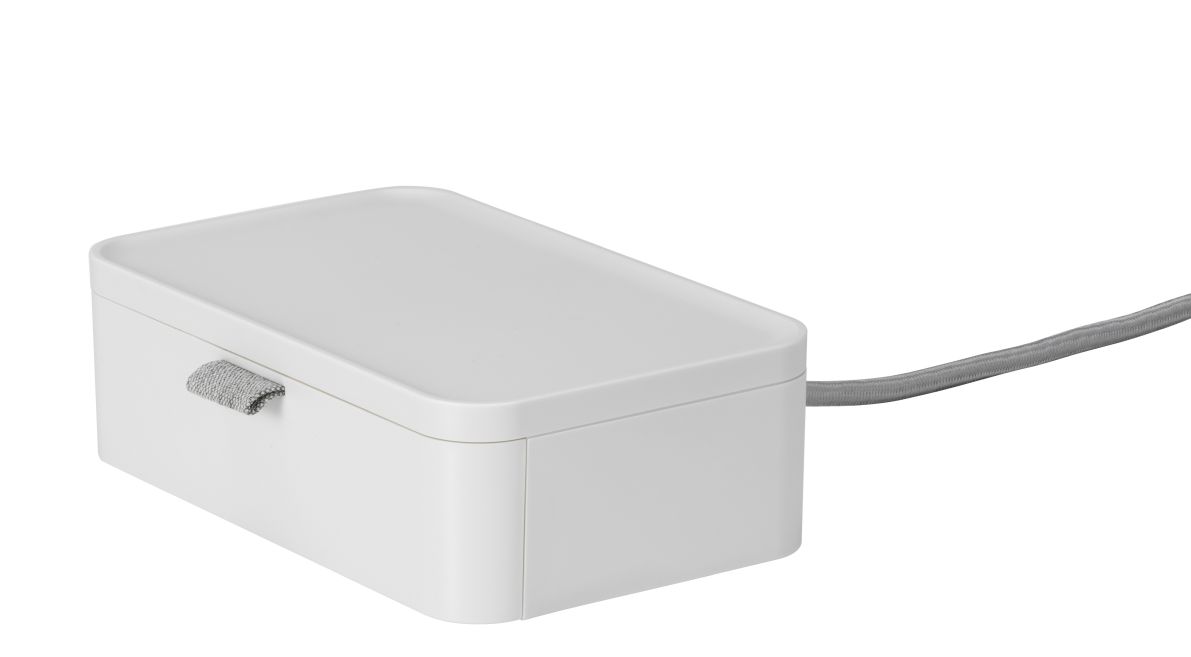 Weißer Ampi Wireless Charger von Vitra mit grauem Kabel und Textilschlaufe. Mehrfachsteckdose für kabelloses Laden.