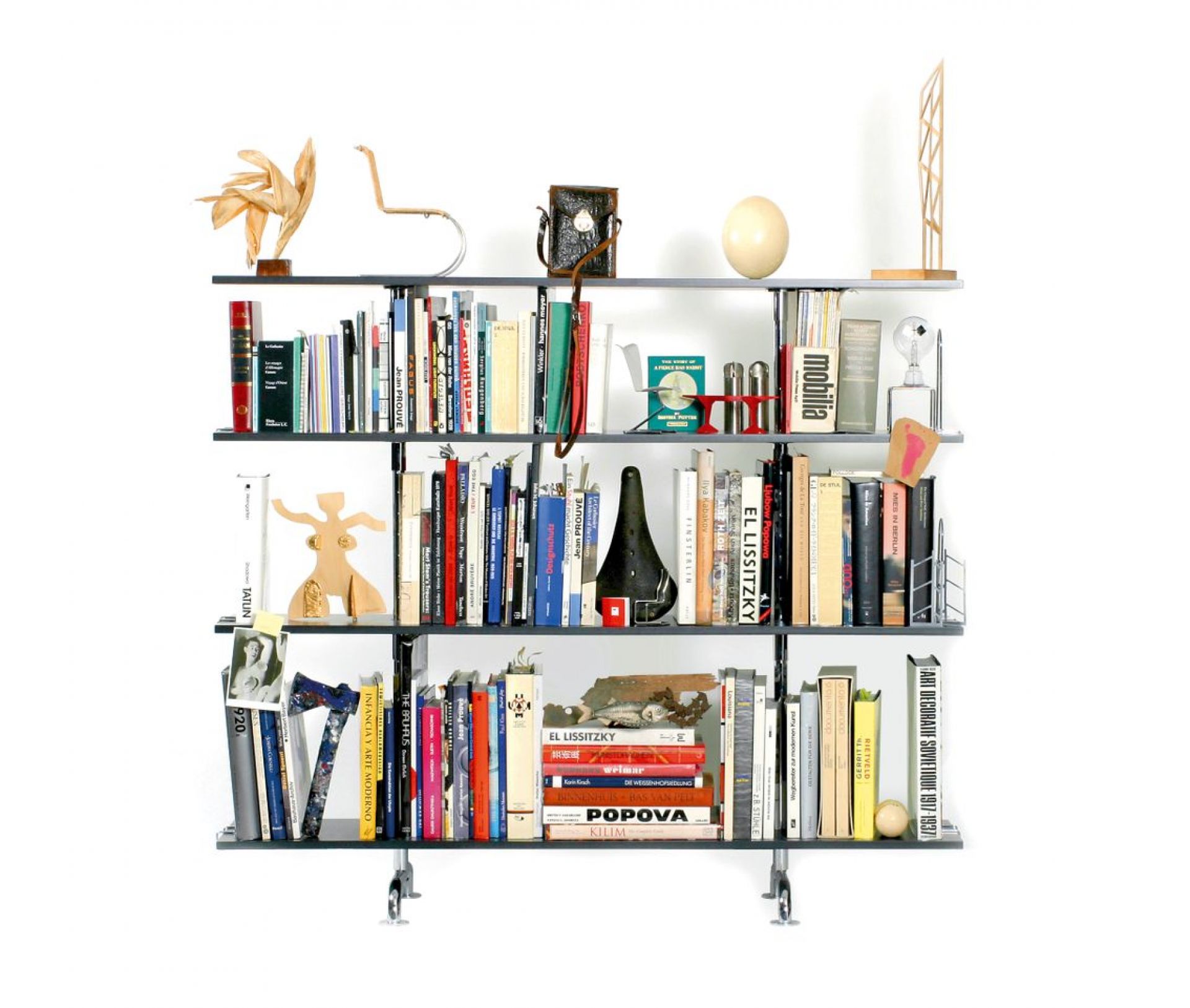 S44 Breuer Regal von Tecta, voll bestückt mit Büchern und Deko-Objekten vor weißem Hintergrund.