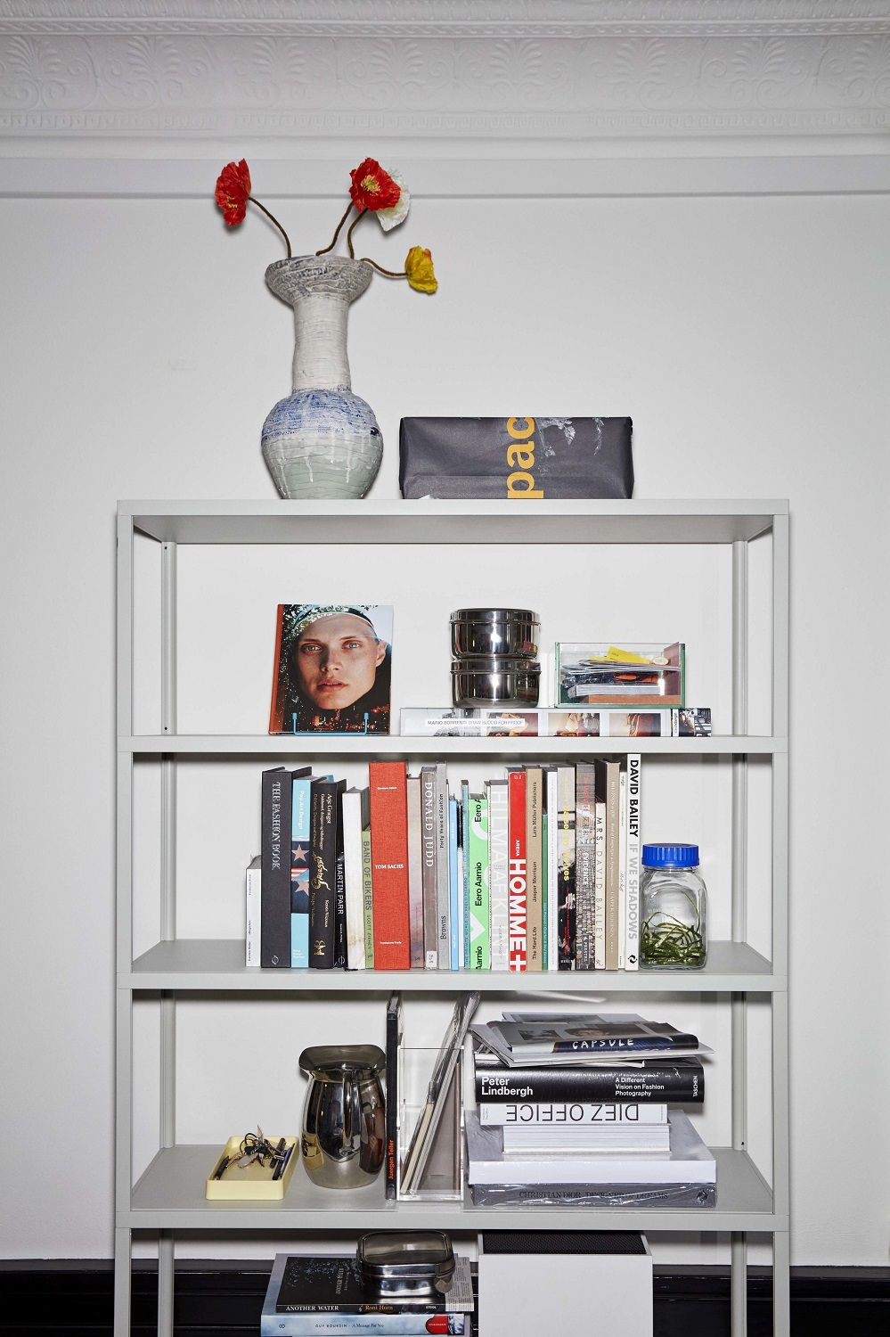 Graues New Order Sideboard von Hay mit Büchern, Dekoration und stilvollen Wohnaccessoires.