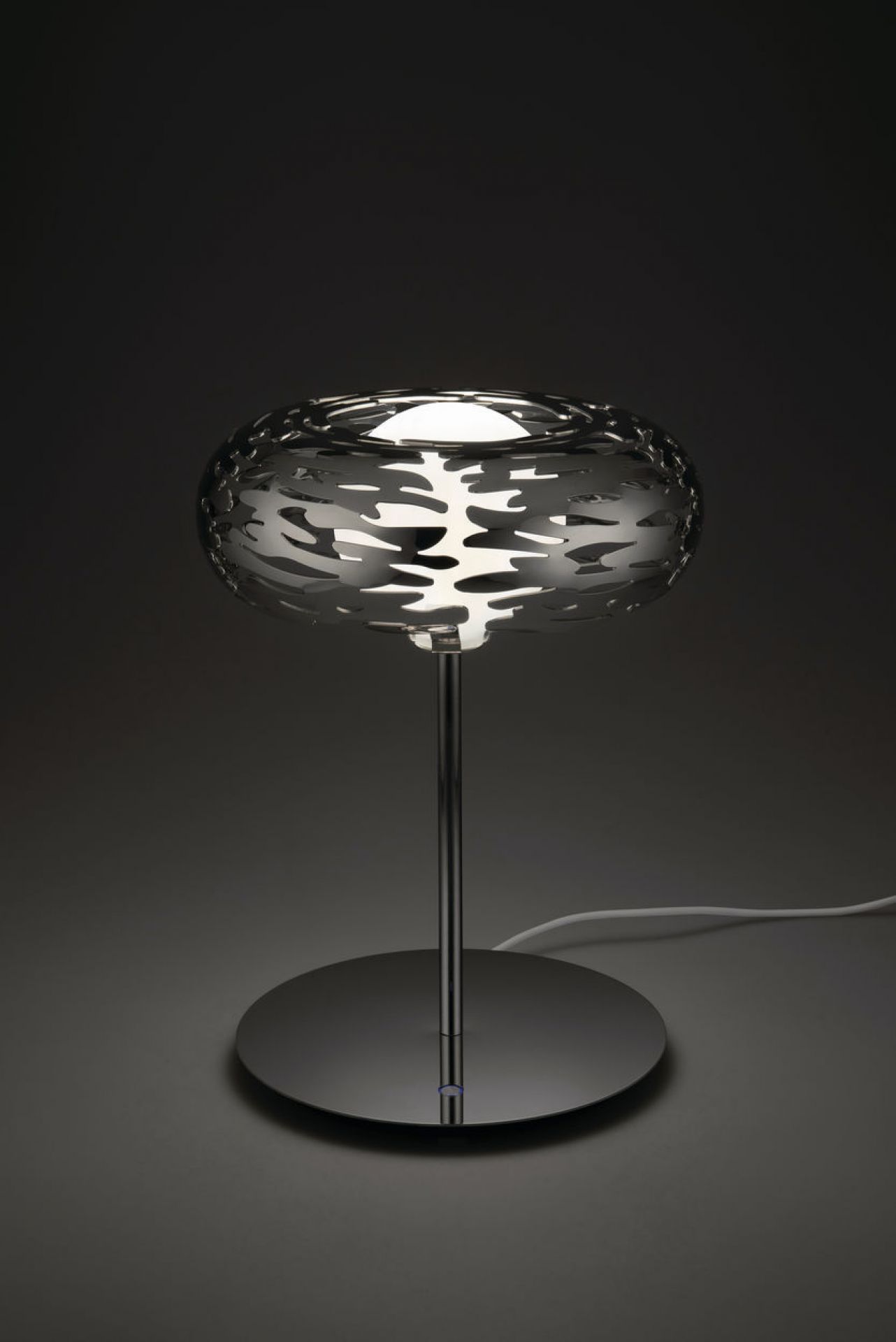 Alessi BM11 Barklamp Tischleuchte aus Edelstahl: Moderne Designerlampe mit filigranem Muster und warmem Licht.