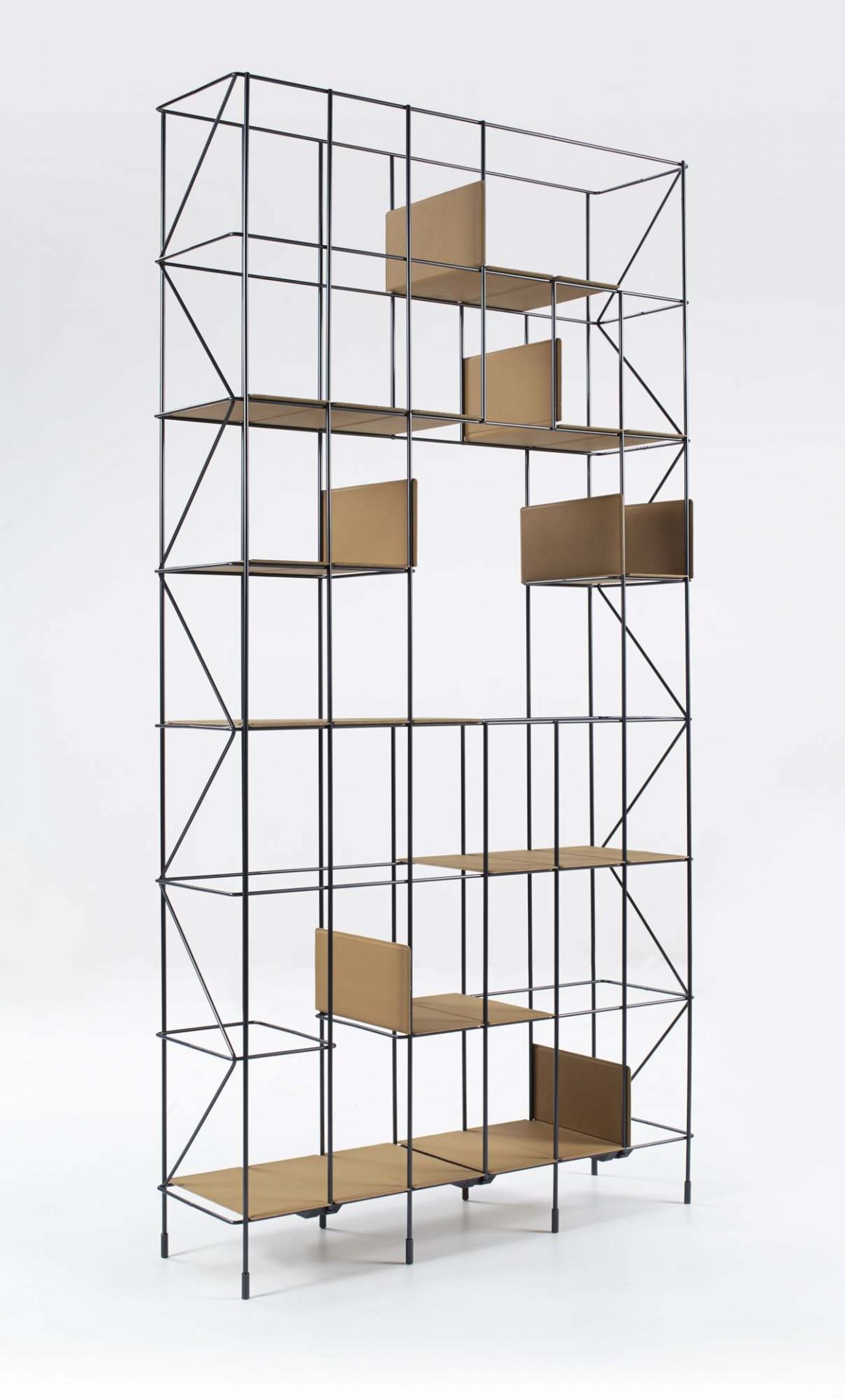 Network Bücherregal von Casamania Horm: Modernes, offenes Regal mit schwarzen Metallrahmen und beigen Regalböden.