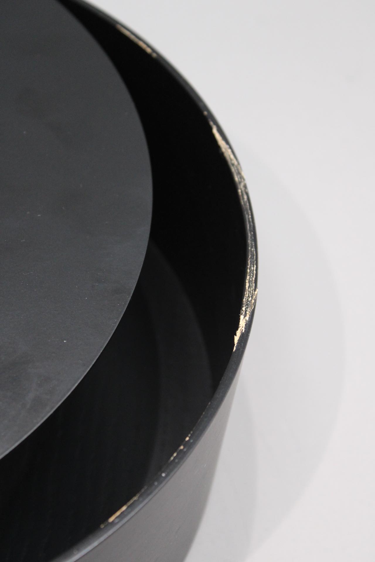 Detailaufnahme der schwarzen Wallie Wandschublade von Woud, ein Mängelexemplar mit Lackschäden am Rand.