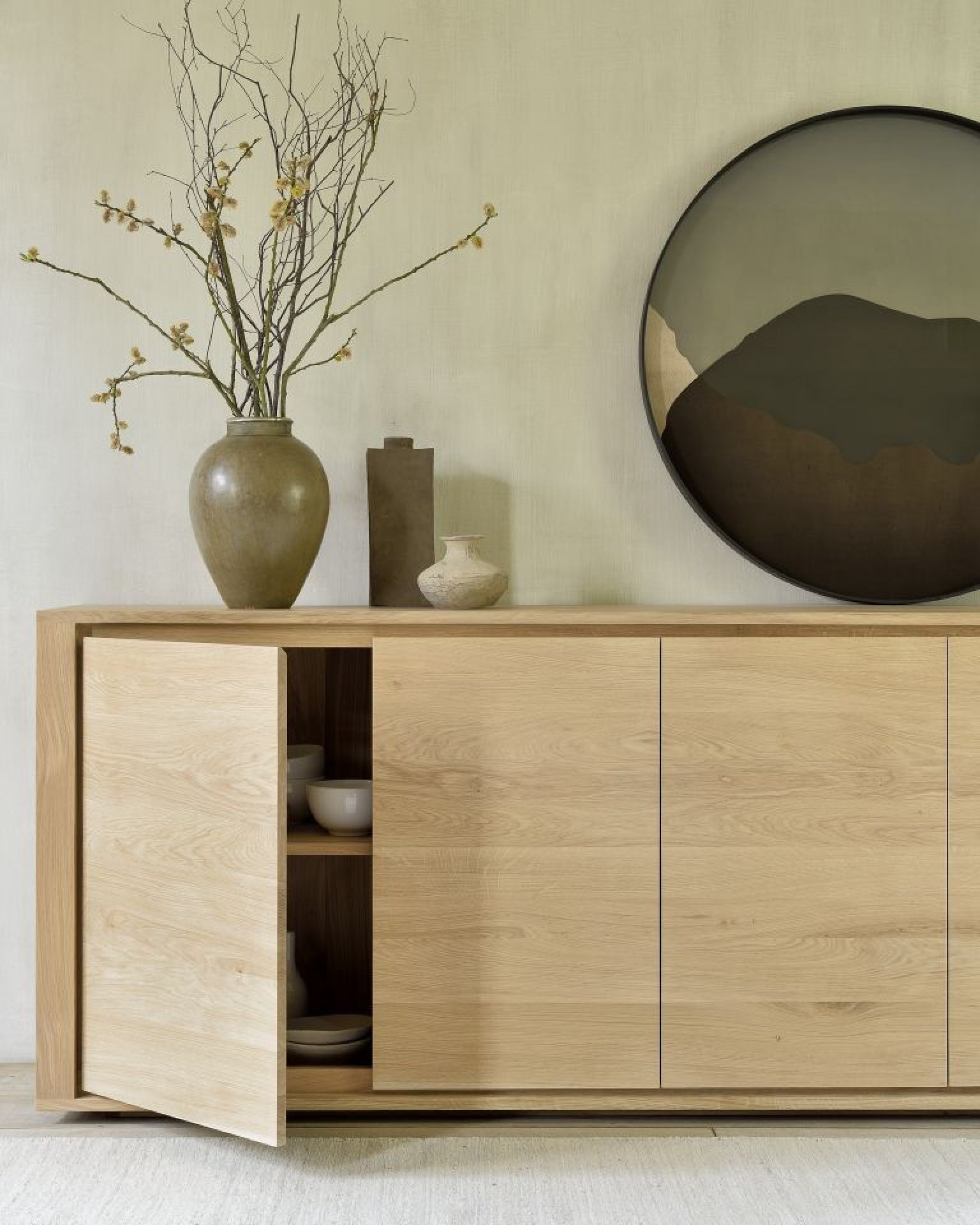 Shadow Sideboard aus Eiche von Ethnicraft, B 250 cm, mit offenem Fach und Geschirr.