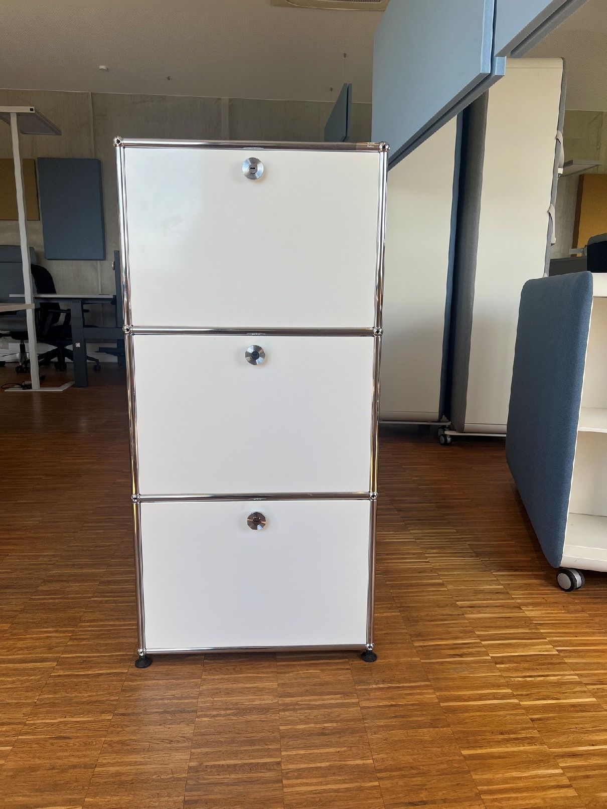 USM Haller Highboard 2 KLAPPTÜRE OBEN / MITTIG UND 1 AUSZIEHTÜRE MIT HÄNGEREGISTRATUR UNTEN Reinweiß AUSSTELLUNGSSTÜCK / GEBRAUCHTMÖBEL 