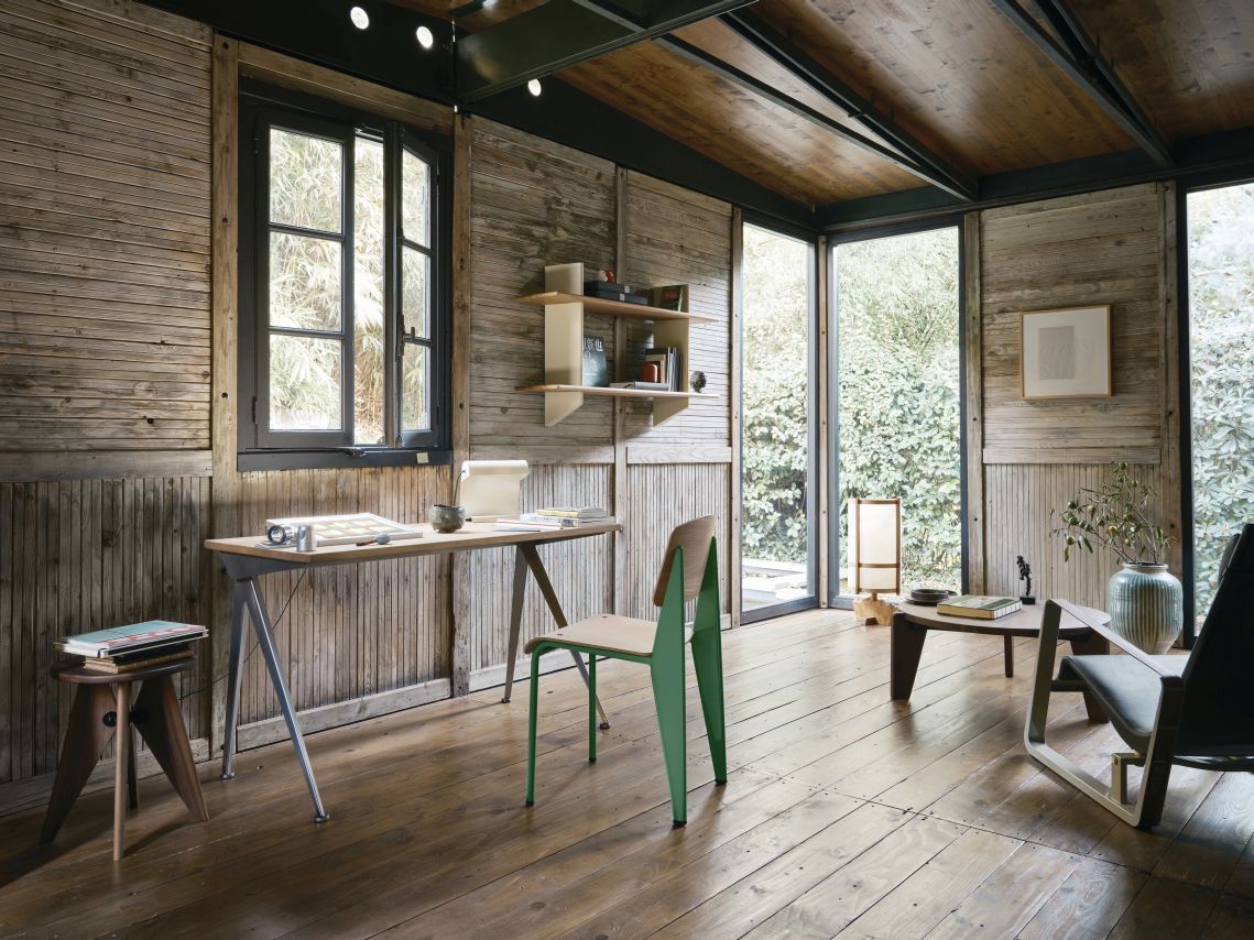 Helles Interieur mit Vitra Wandregal aus Eiche natur, massiv, im japanischen Stil.